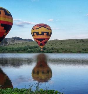 两个热气球飞越水面