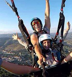 dva lidé jedou na padáku