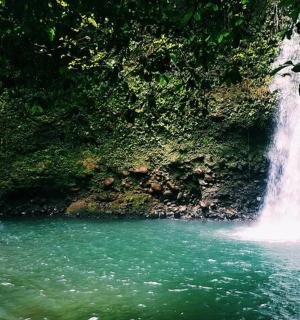 vodopád uprostřed vodní hladiny