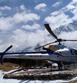 一架直升机停在一座白雪皑皑的山顶上