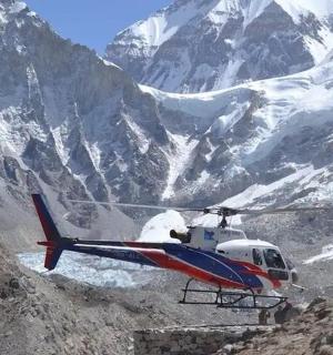 一架红白蓝相间的直升机飞过一座山