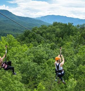 两个人在山上滑索