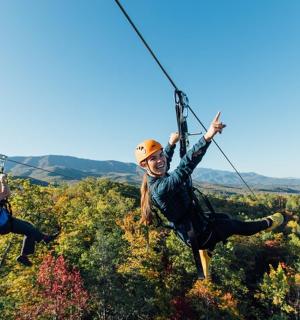 两个人在山上滑索