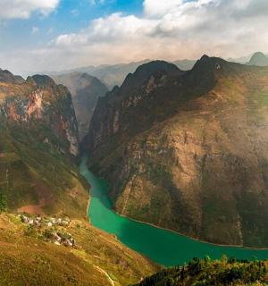 山谷与河流的鸟瞰图