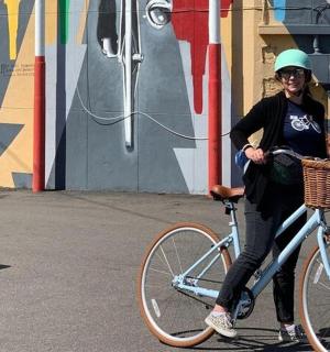 一名女子在街上骑自行车
