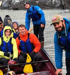 skupina lidí v lodi na vodě