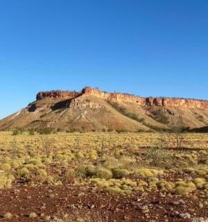 田野中间的一座山