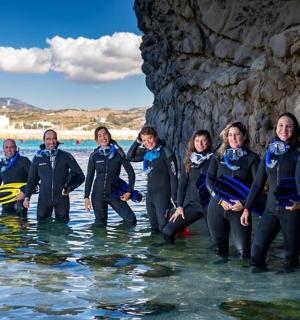 一群人站在海滩上的水中