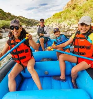 skupina lidí na voru na řece