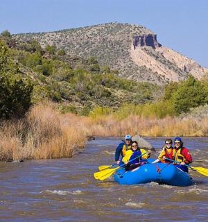 skupina lidí na voru v řece