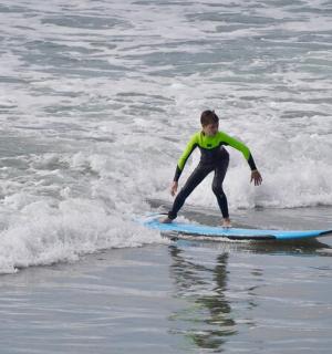 一名男子在海上冲浪