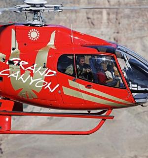 一架红色直升机在空中飞行