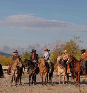 一群男人在土路上骑马