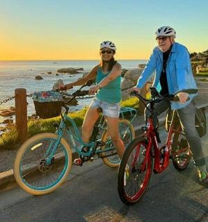 一名男子和一名女子在路上骑自行车