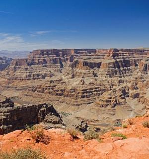 pohled na Grand Canyon z útesu
