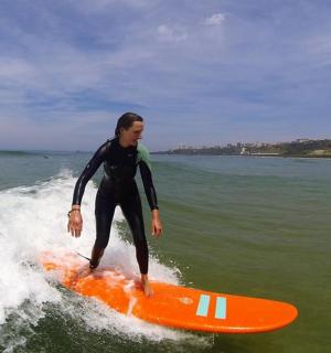 一名男子在橙色冲浪板上冲浪