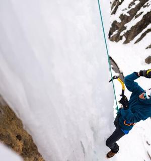 muž slaňuje ze zasněžené hory