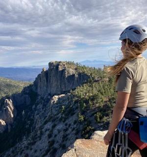 žena stojící na okraji hory