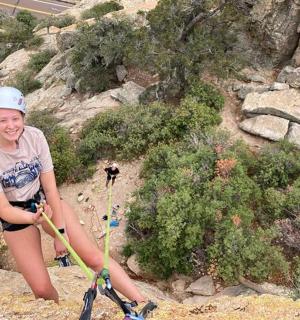 Mladá dívka pózuje pro fotografii na hoře