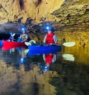 两个人在水上洞穴中划皮划艇
