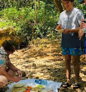 一群人围坐在野餐桌旁