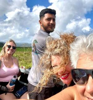 一群人在田野里摆姿势拍照