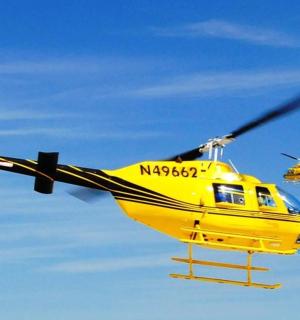 Žlutý vrtulník letí na obloze