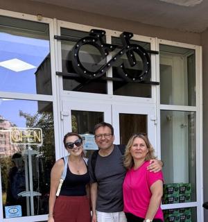 ein Mann und zwei Frauen stehen vor einem Fenster