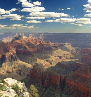 多云天空下的大峡谷景色