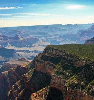 从直升机上俯瞰大峡谷
