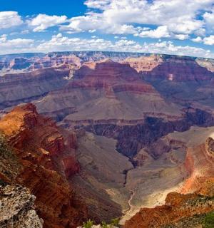 从悬崖边俯瞰大峡谷
