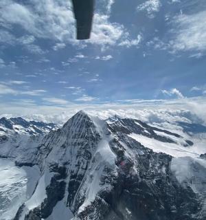 pohled na zasněžené hory z letadla