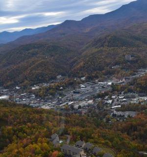 letecký pohled na město v horách