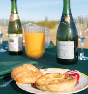 桌子上摆着一盘食物和几瓶酒