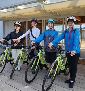 skupina lidí stojících s koly na terase