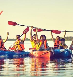 skupina lidí v kajacích na vodě