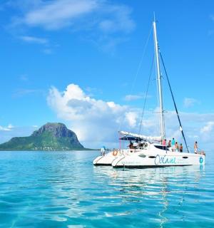 水中有一艘白色小船，上面有人