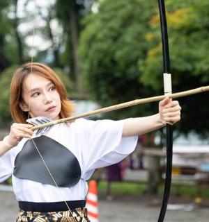 一名手持弓箭的年轻女子