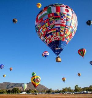 一群热气球在天空飞翔