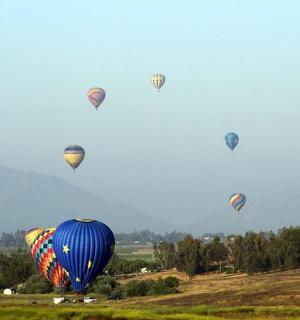 一群热气球在天空飞翔