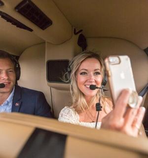 muž a žena v autě s mikrofony