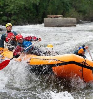两个人在水中的木筏上
