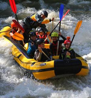 一群人在水中的木筏上