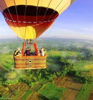 skupina lidí letících horkovzdušným balónem