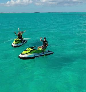 两个人在水中驾驶水上摩托艇