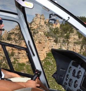 一名戴着耳机坐在直升机里的男子