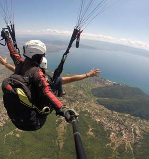 带着降落伞在空中飞行的人