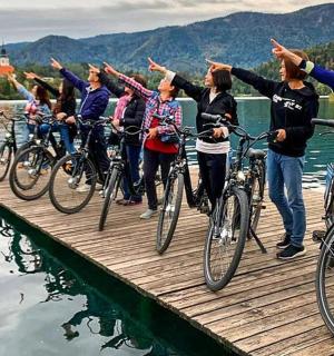 skupina lidí stojících na molu se svými koly