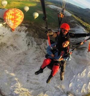 一名男子用降落伞抱着一名儿童