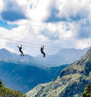 两个人在山上滑索
